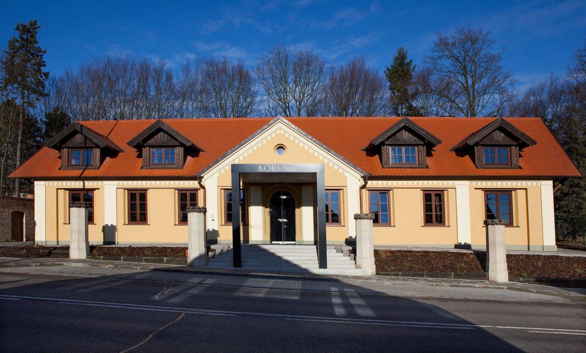 Hotel Koruna Chlumec nad Cidlinou Exterior photo